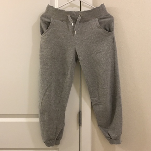 H&M Pants - 🎉H&M gray capris joggers! 🎉